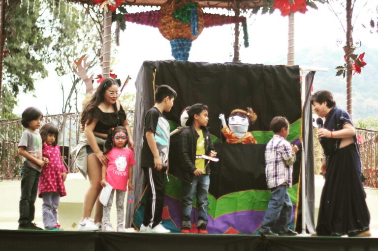 007 - Little Krishna teatrino
