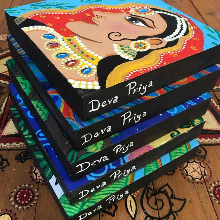 008 - Acrílico sobre madera 20x20cm Artista- Deva Priya Devi Dasi #arte #painting #devocional #gopis #vacaslecheras #acrílico #templo #harekrsna # govinda #pavoreal #tigre #loto #artista