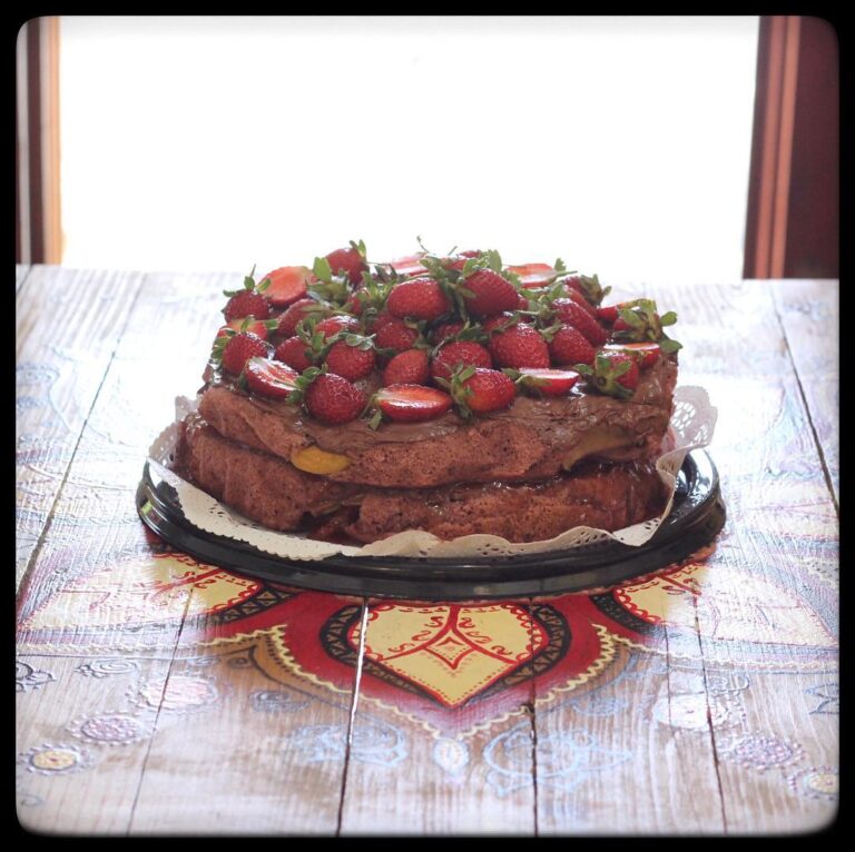 🎂🍓🥥🍏🍑Integral Vegan cake (sin leche, sin huevo) contiene 80% fruta, relleno de crema de avellana-mantequilla de mani y con fresas frescas-duraznos-mango 🤤🤤🤤. ¡Pide el tuyo para este 14 de febrero!…